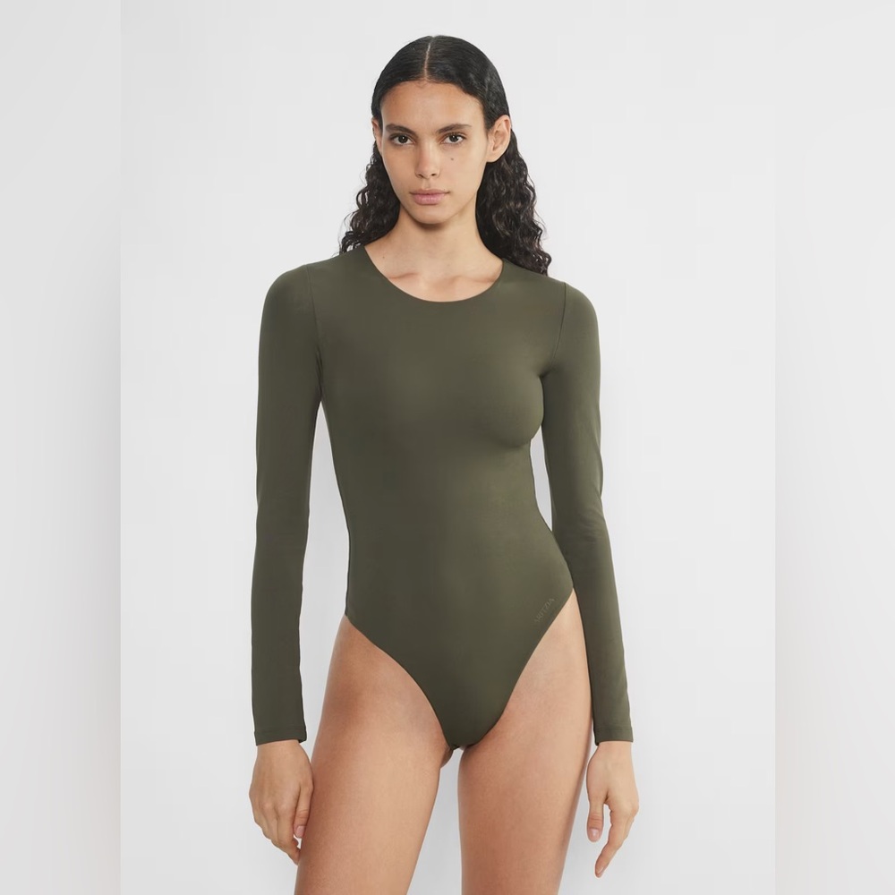 Aritzia Contour Crew Longsleeve Bodysuit